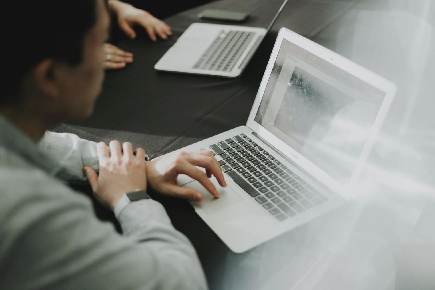 Gemeinsame Arbeit an Finanzkommunikationsprojekten