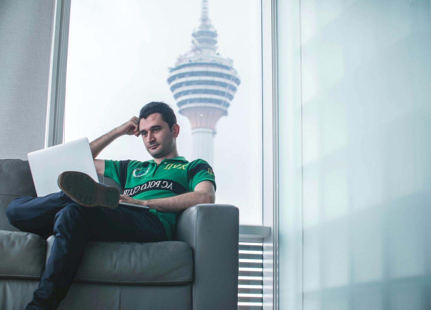 Teilnehmende in einer kollaborativen Lernsituation mit Finanzunterlagen